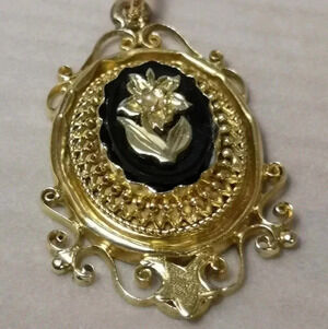Victorian antique mourning pendant 18k